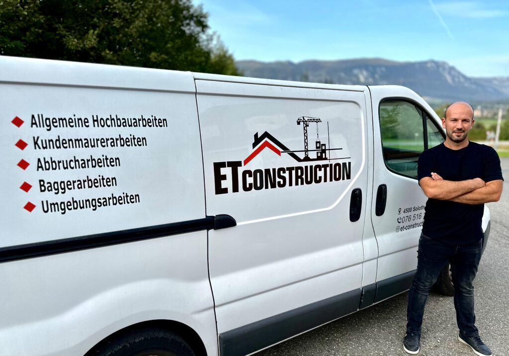 Eduard Tushi vor dem ET Construction Bus