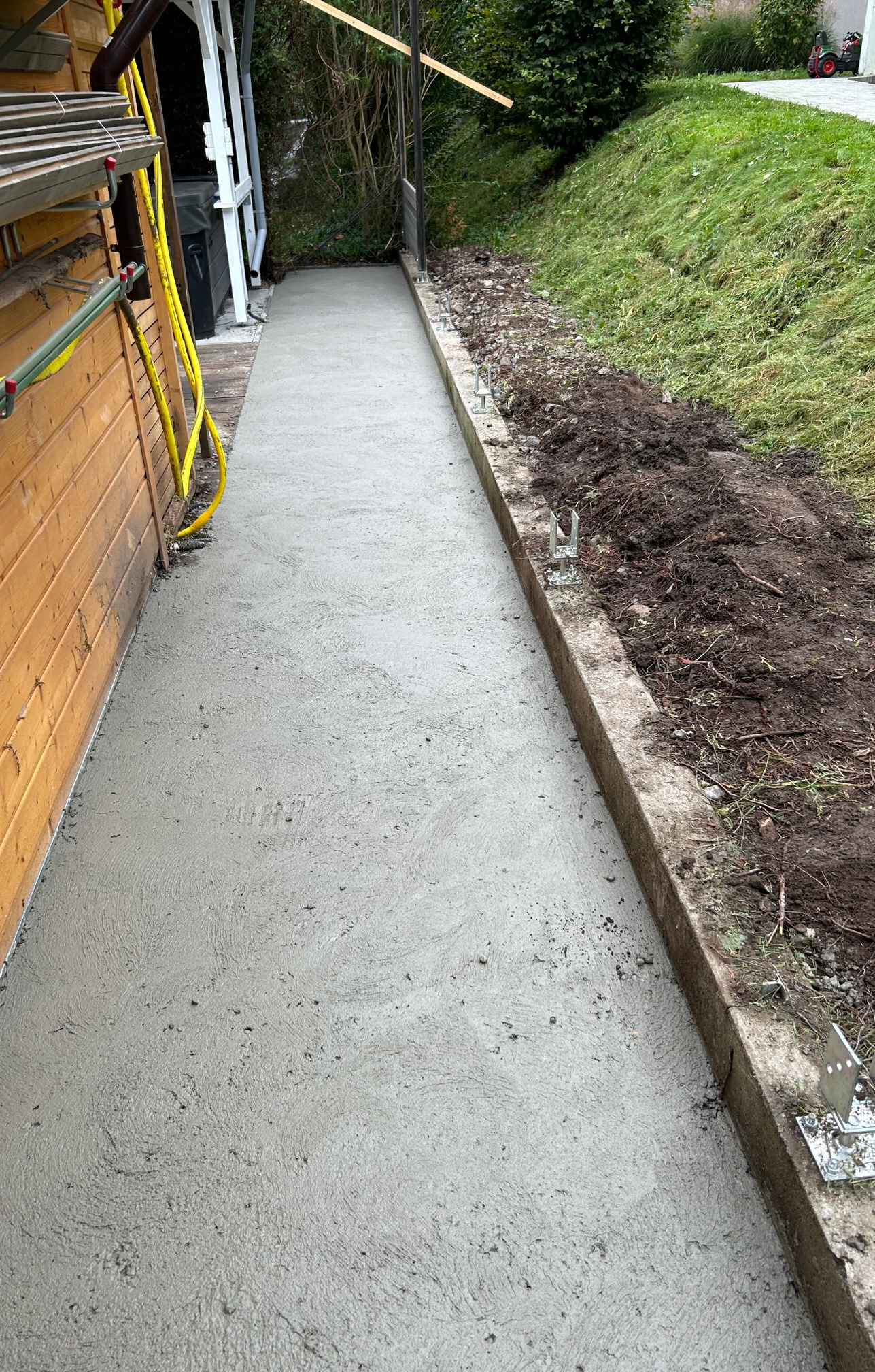 Betonplatte machen die Handwerker von ET Construction im Garten