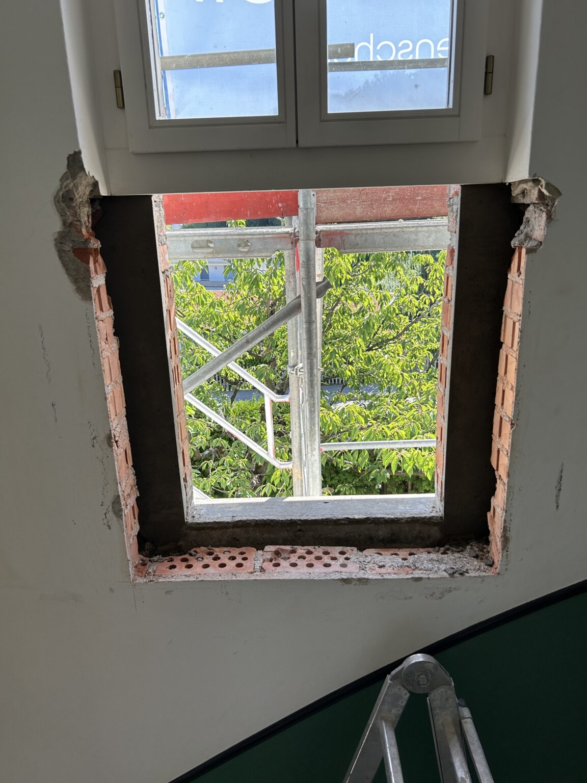 Fenster Anschlag in der Renovation bei Eduard Tushi Construction