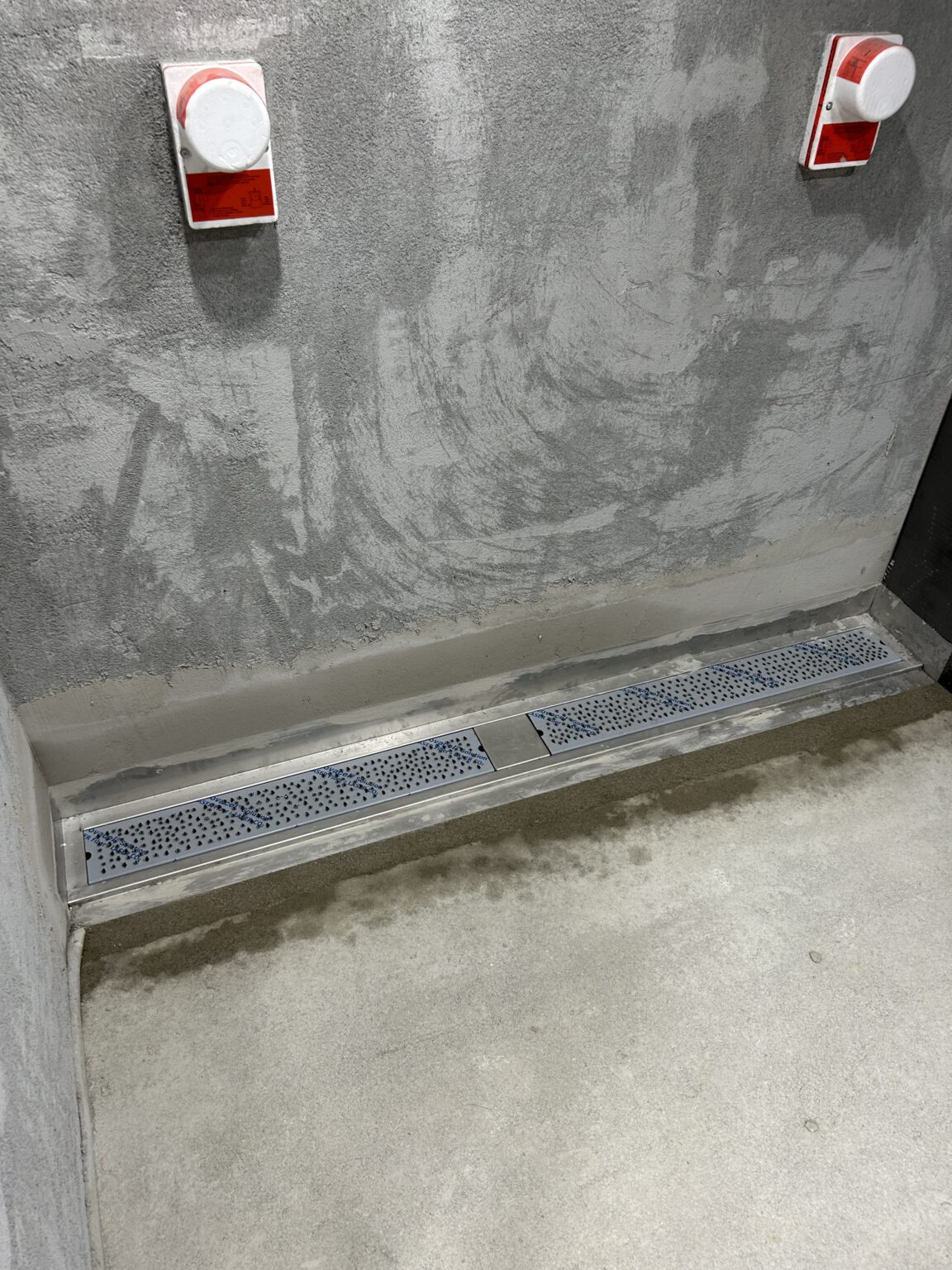 Wasserrinne in der Dusche mörteln von ET Construction