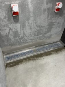 Wasserrinne in der Dusche mörteln von ET Construction