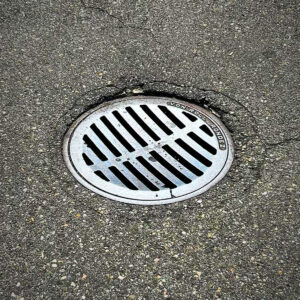 Kaputten Schacht reparieren die Arbeiter von ET Construction